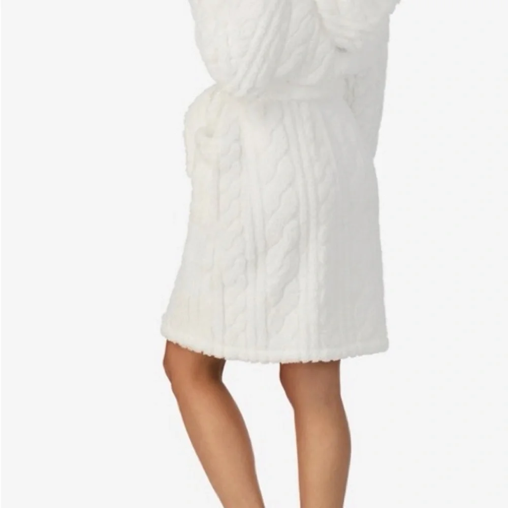 Cuddl Duds Cozy White Plush Robe D1